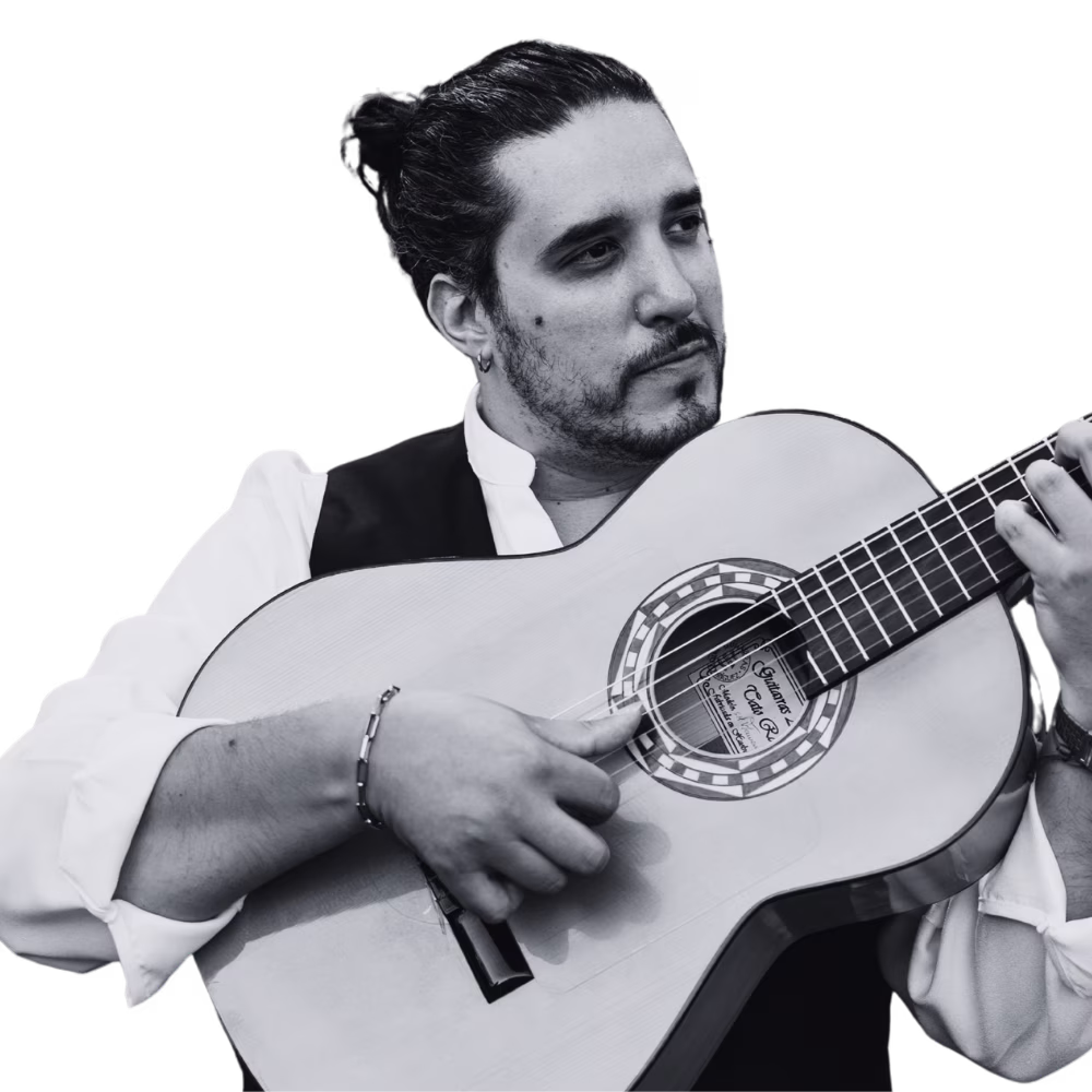 Israel Heredia con su guitarra